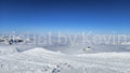 Verschneite Gipfel über dem Wolkenmeer