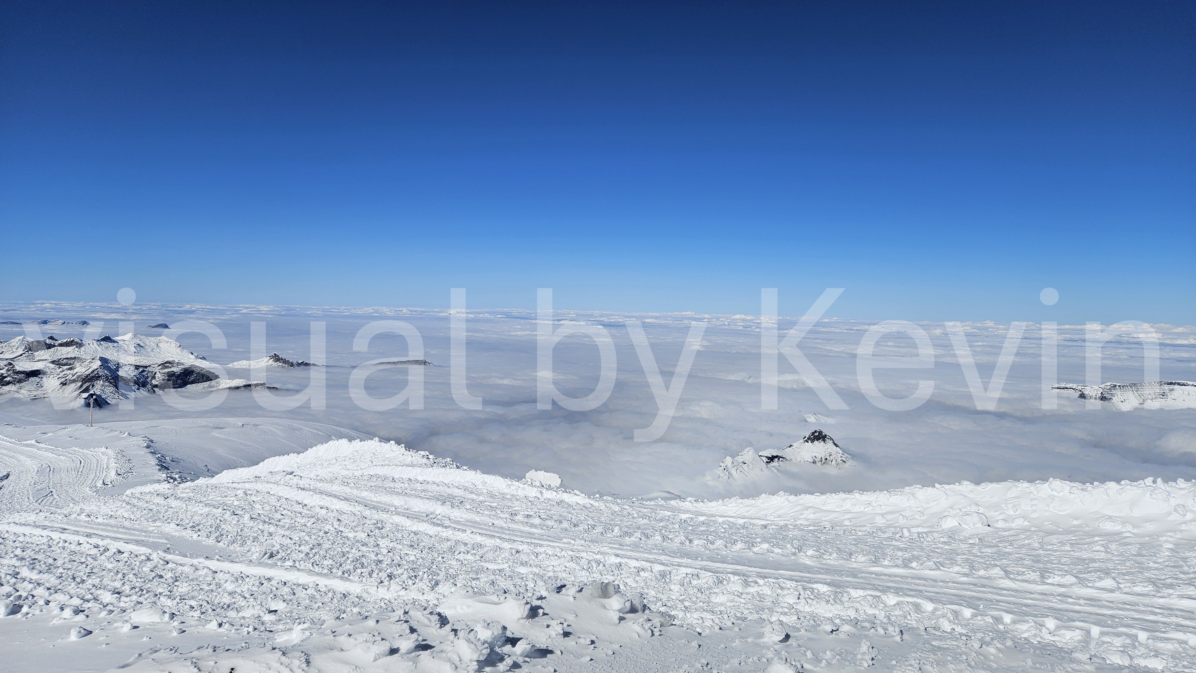 Verschneite Gipfel über dem Wolkenmeer