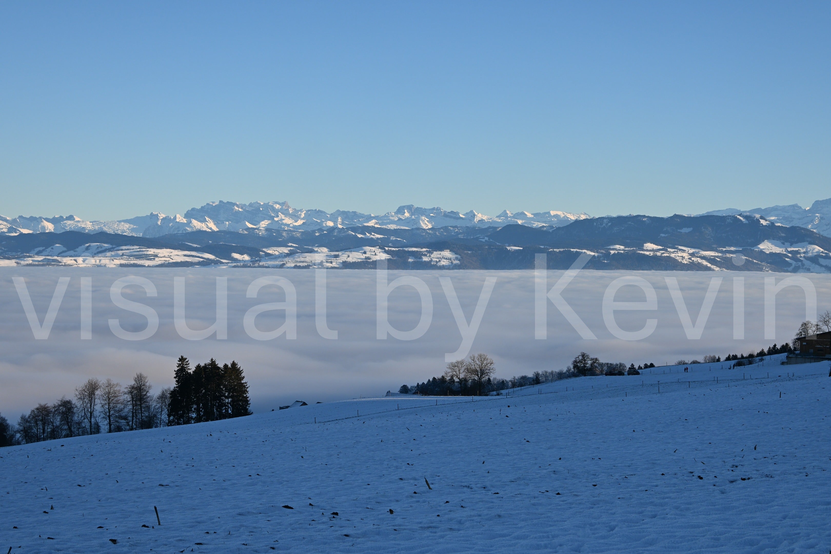 Blick über das Nebelmeer zu den Bergen
