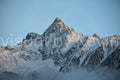 Spitze eines verschneiten Berges