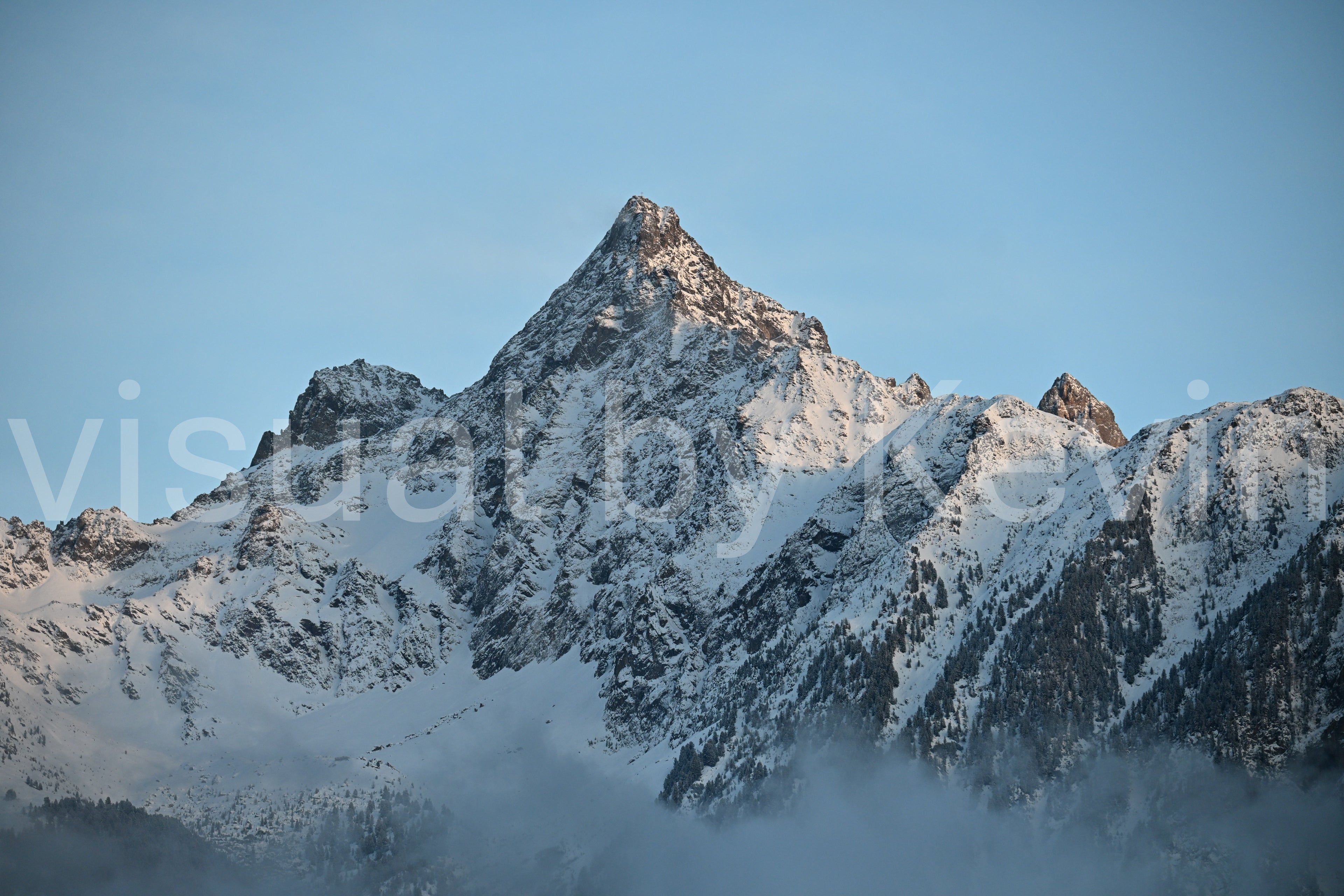 Spitze eines verschneiten Berges