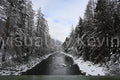 Winterlandschaft mit breitem Fluss