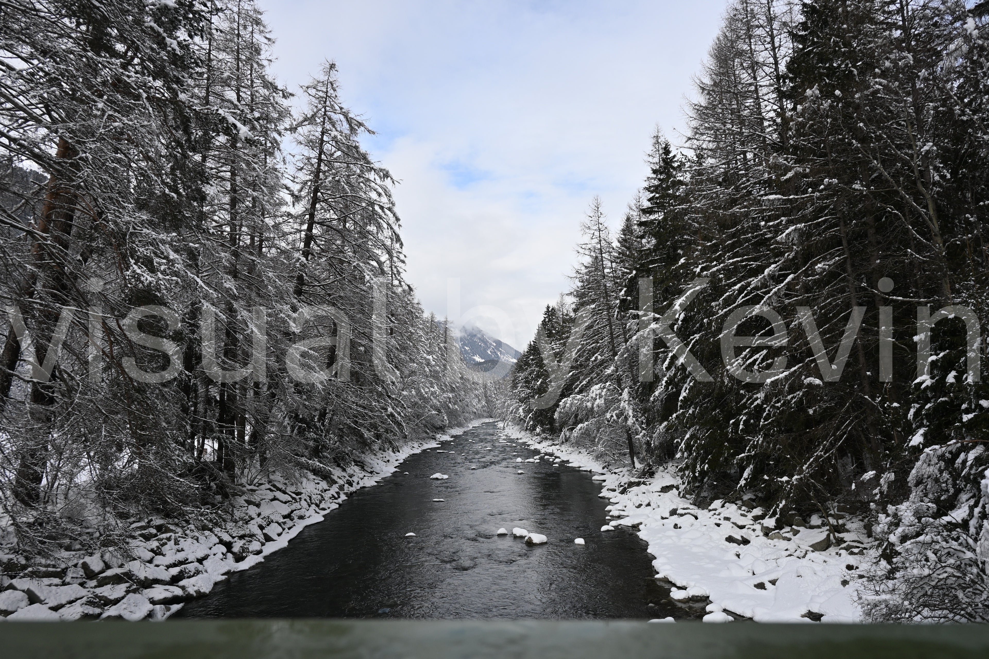 Winterlandschaft mit breitem Fluss