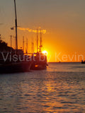 Sonnenuntergang am Hafen mit Booten