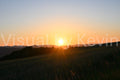 Sonnenuntergang über den Hügeln