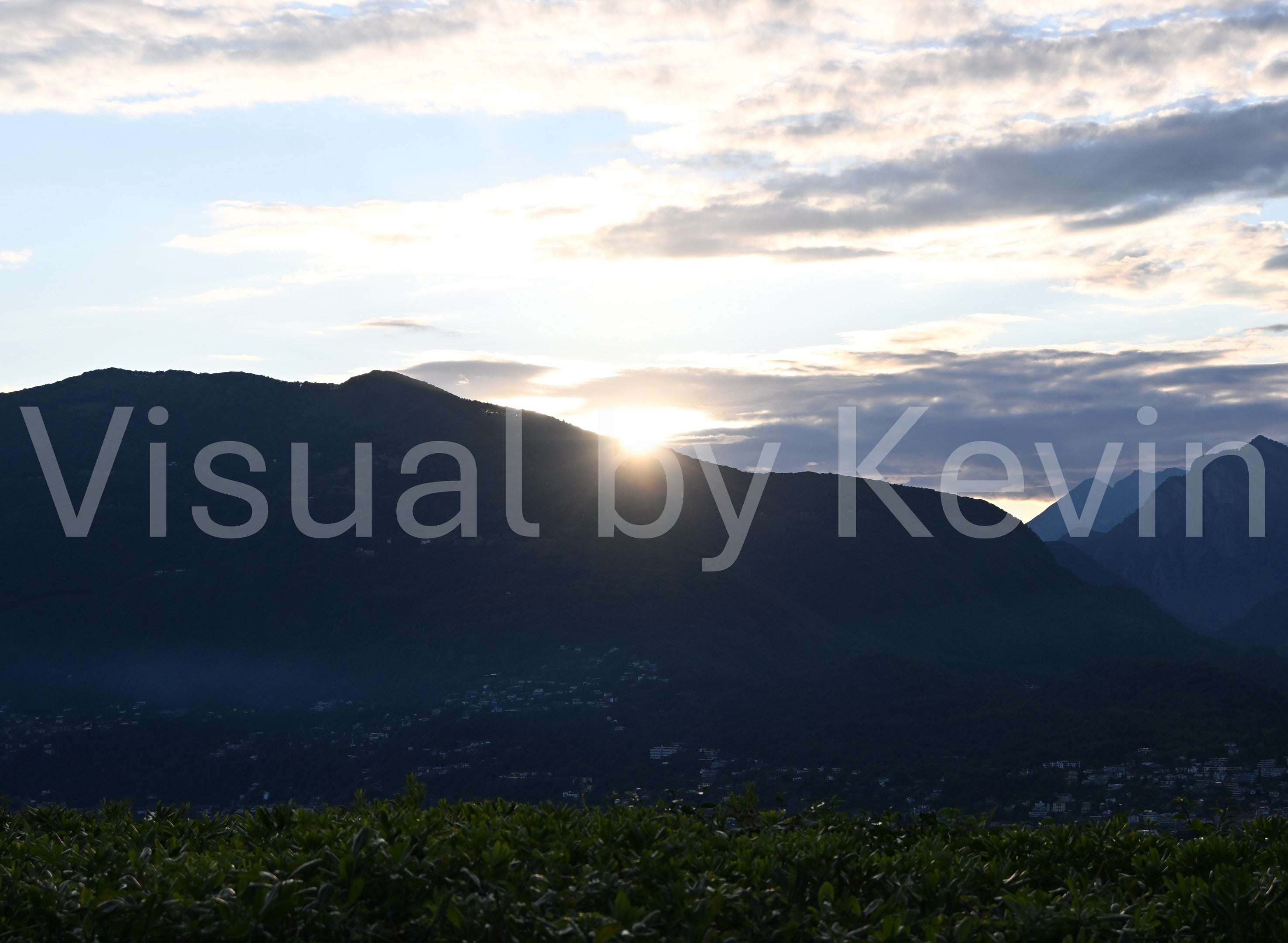 Sonne geht hinter Bergkamm unter