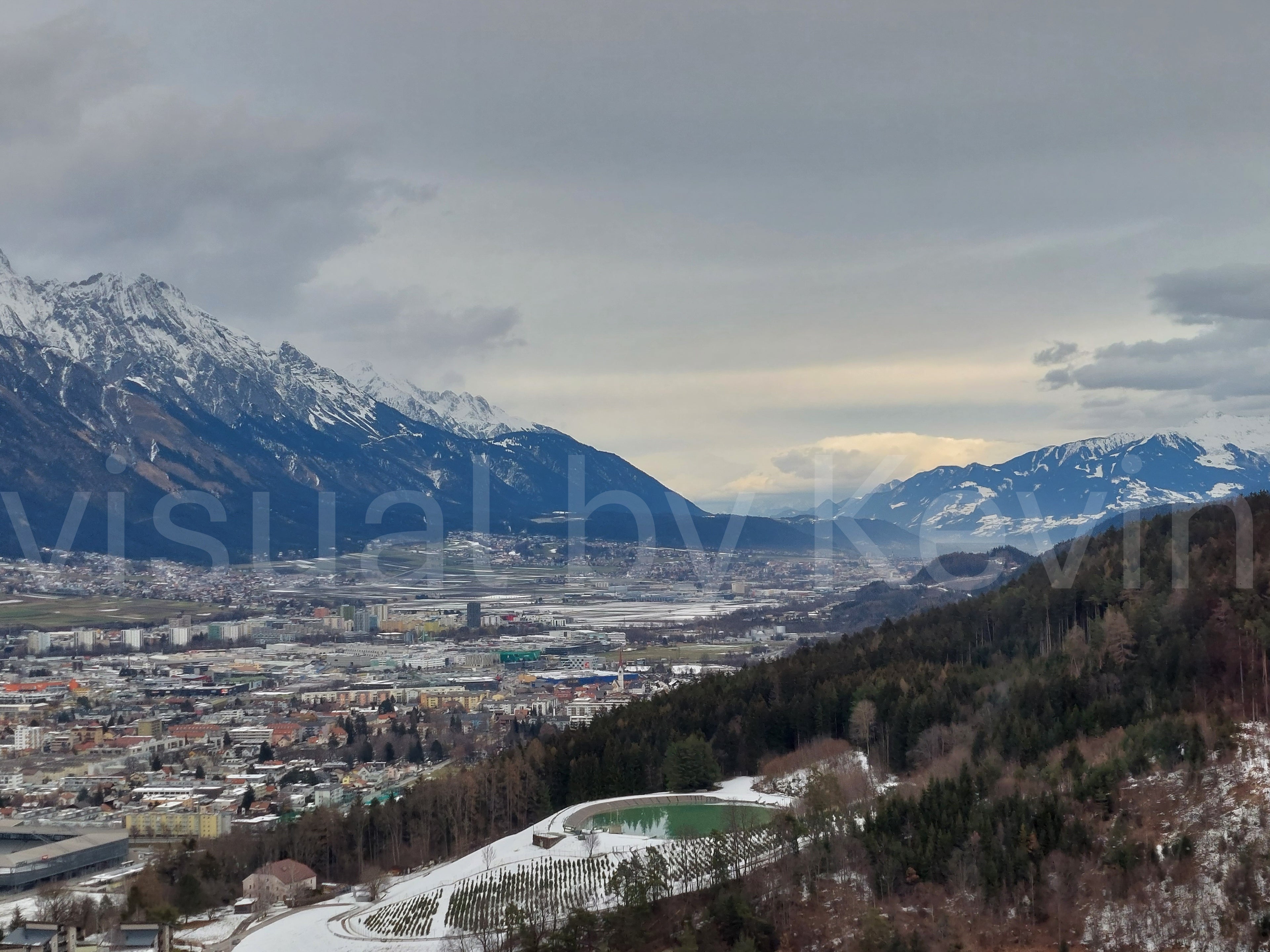 Ein Foto aus einer Seilbahn über Innsbruck