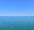 Weite des Meeres unter blauem Himmel