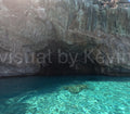 Felsgrotte mit türkisblauem Wasser