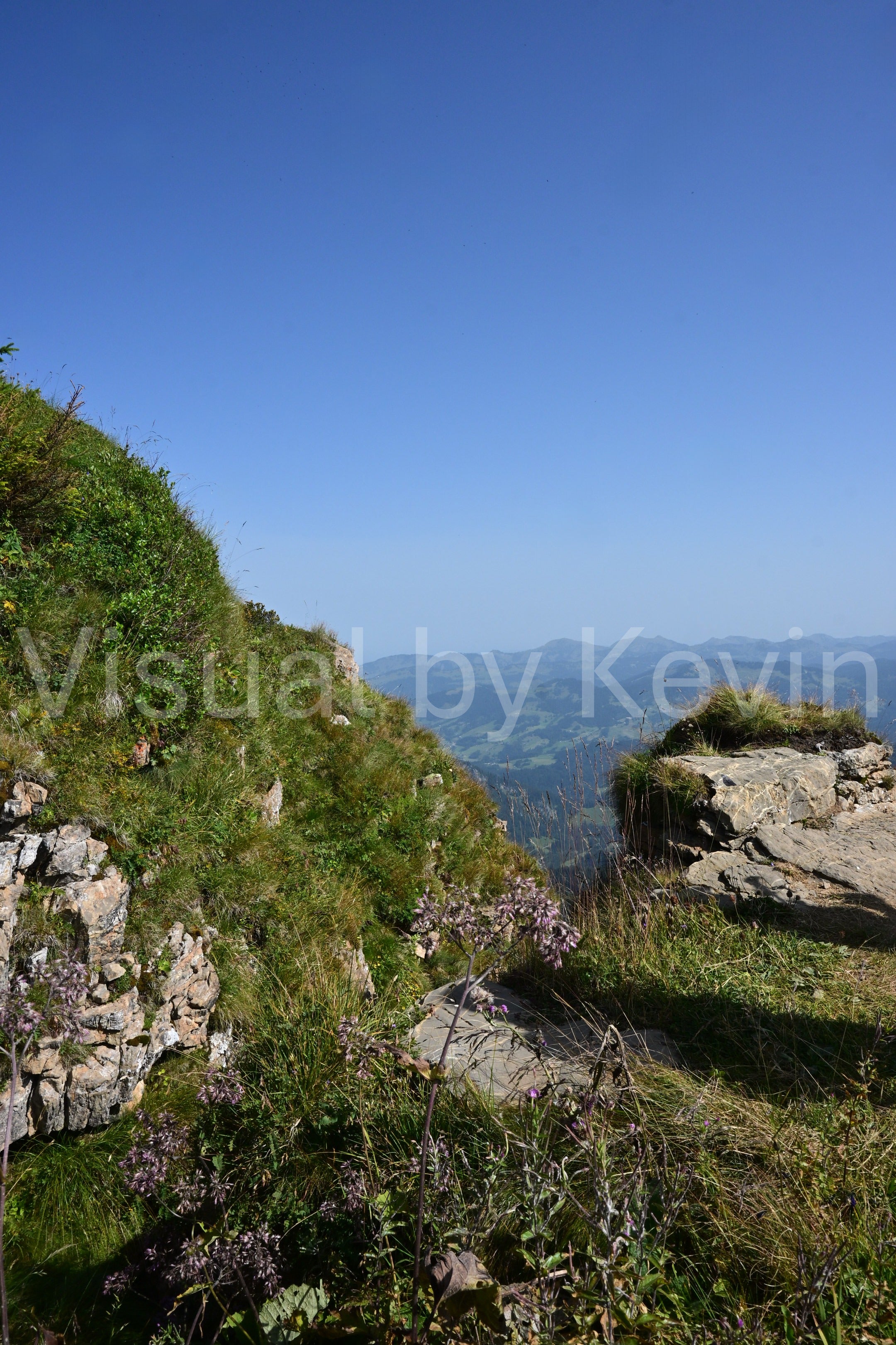 Berglandschaft mit Felsen und Vegetation