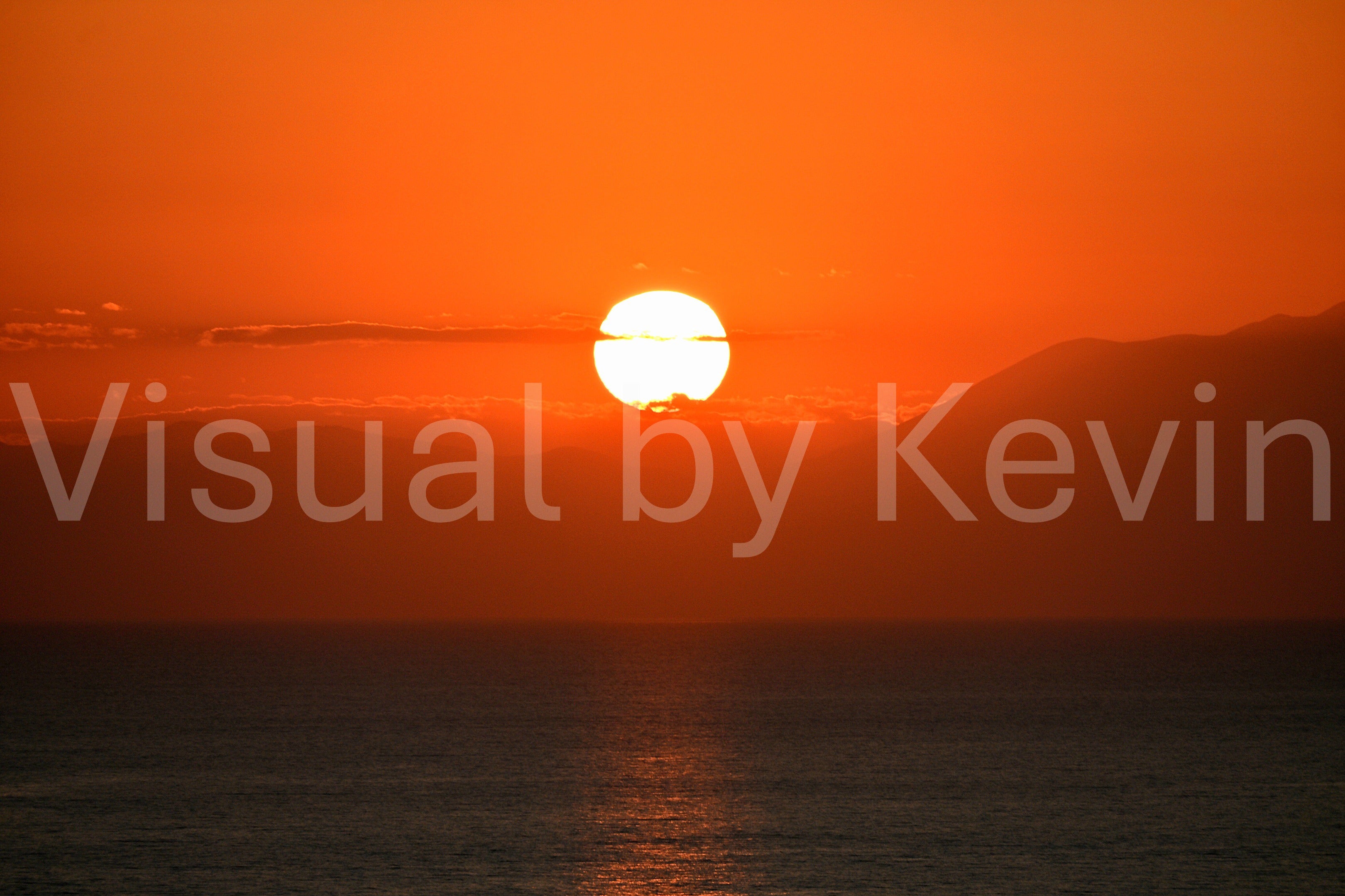 Sonnenuntergang mit Wolken über dem Meer