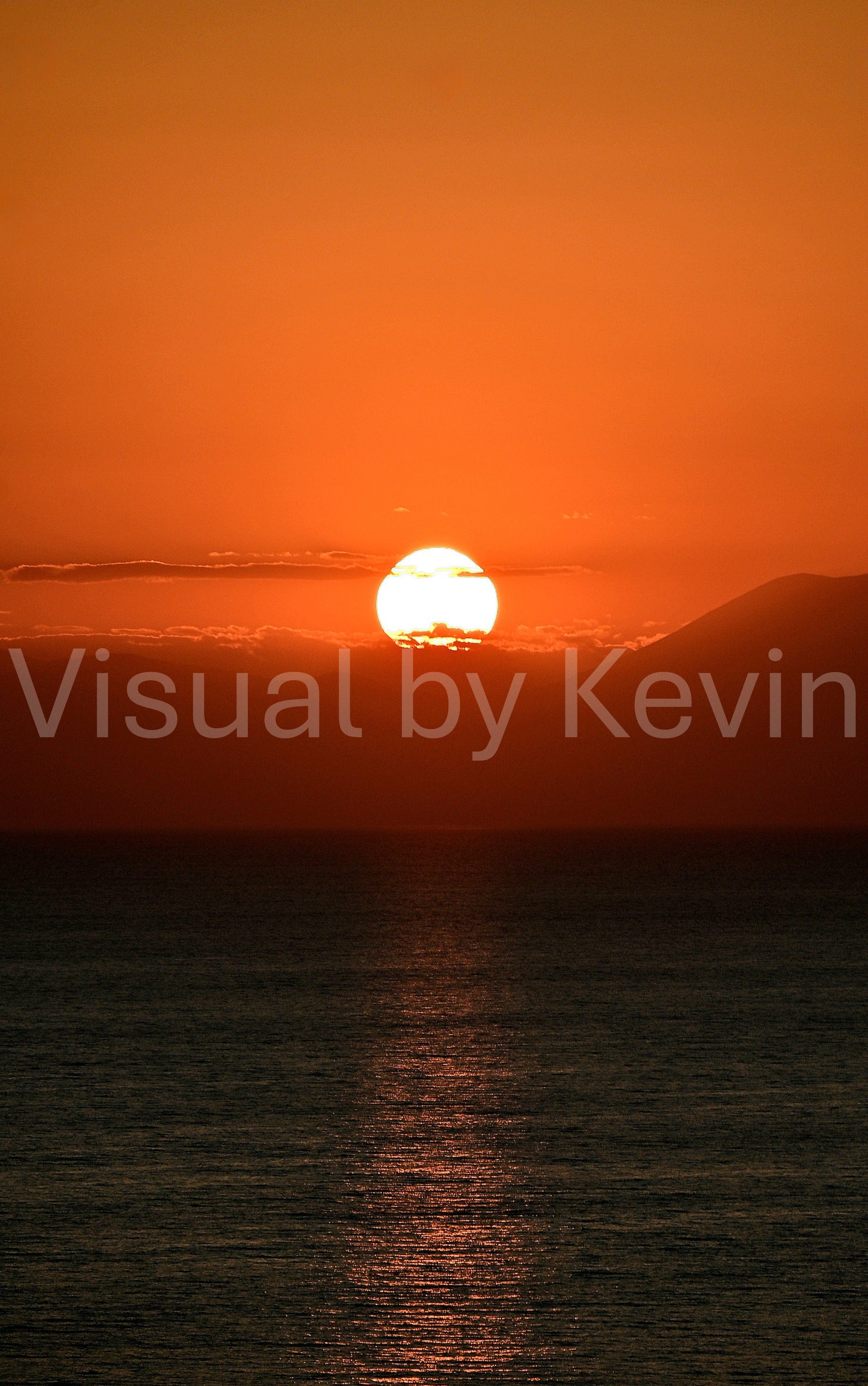 Sonnenuntergang über dem Meer mit Wolkenstreifen