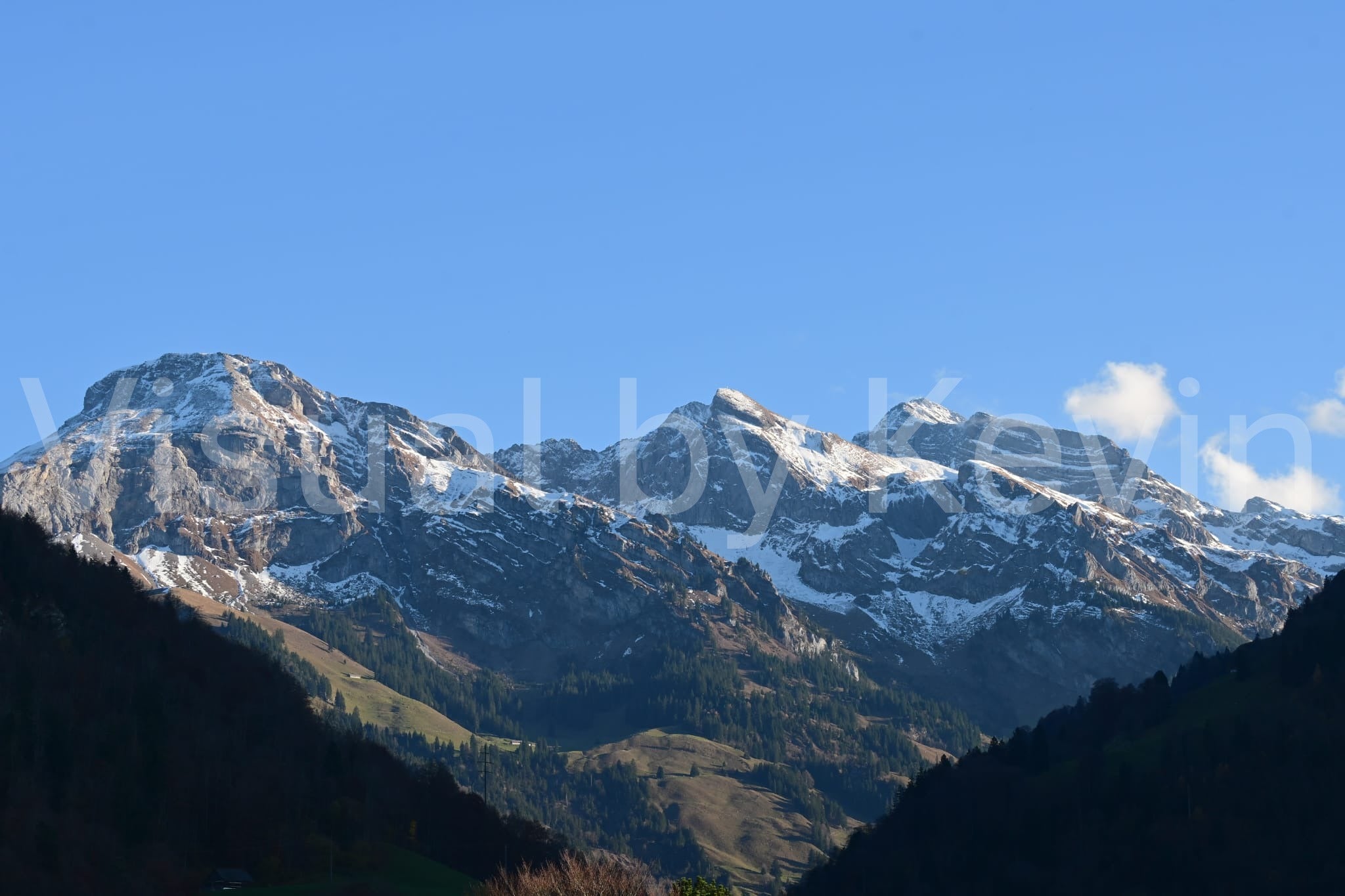Alpenkette mit Schneebedeckung