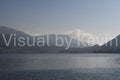 See und Berge im Morgennebel