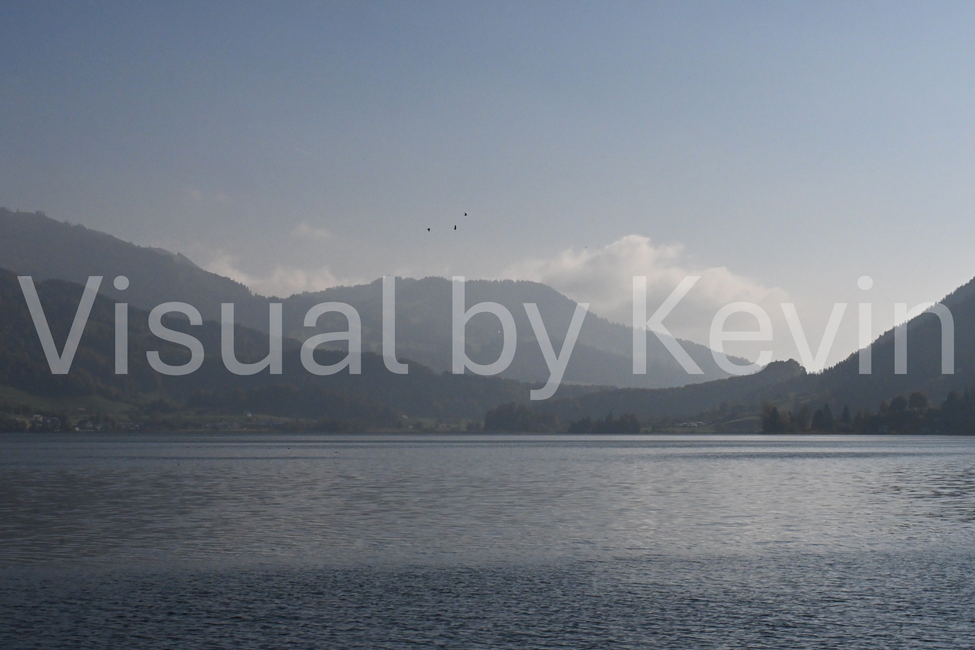 See und Berge im Morgennebel