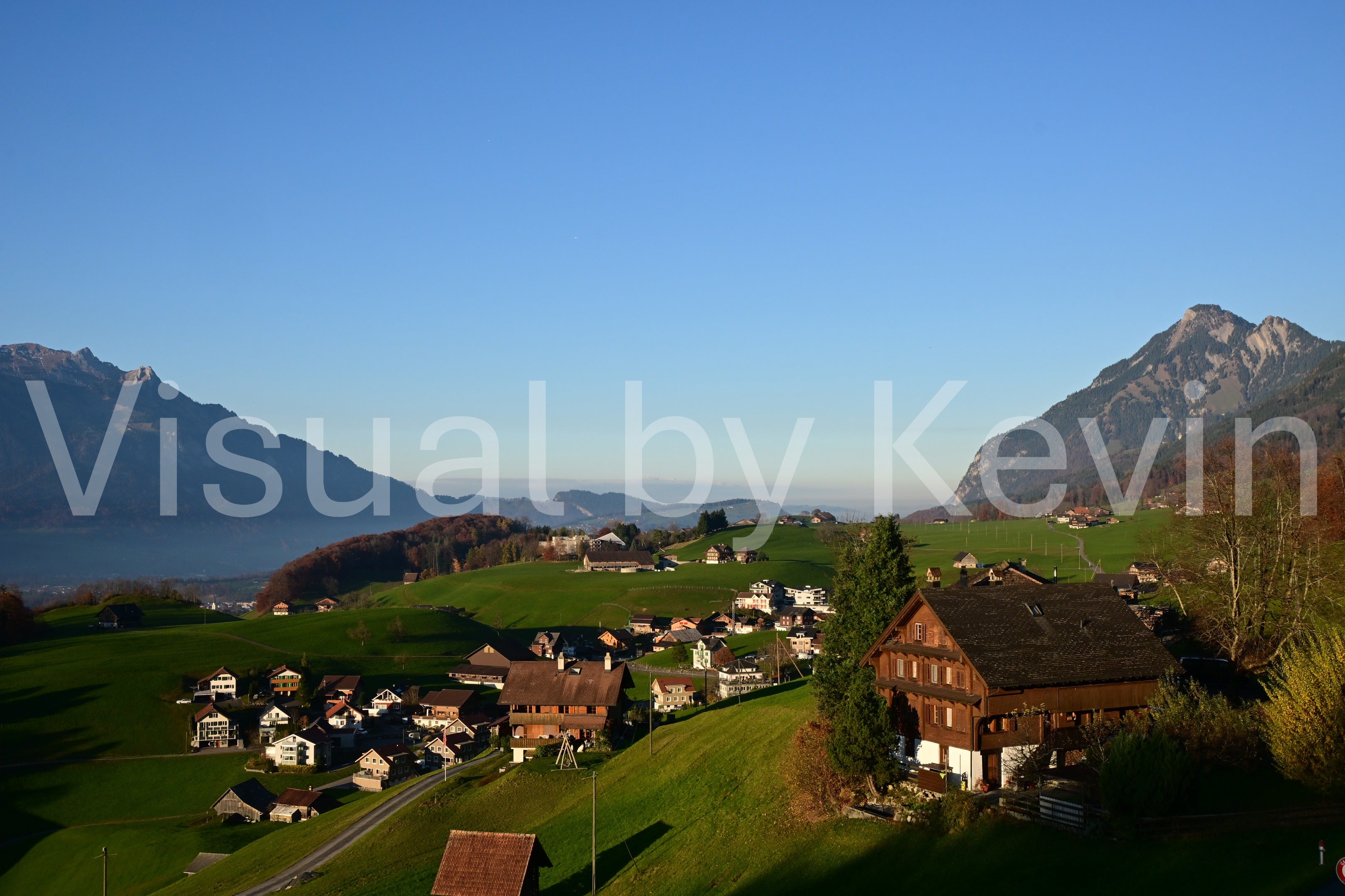 Alpenlandschaft mit Bauernhäusern