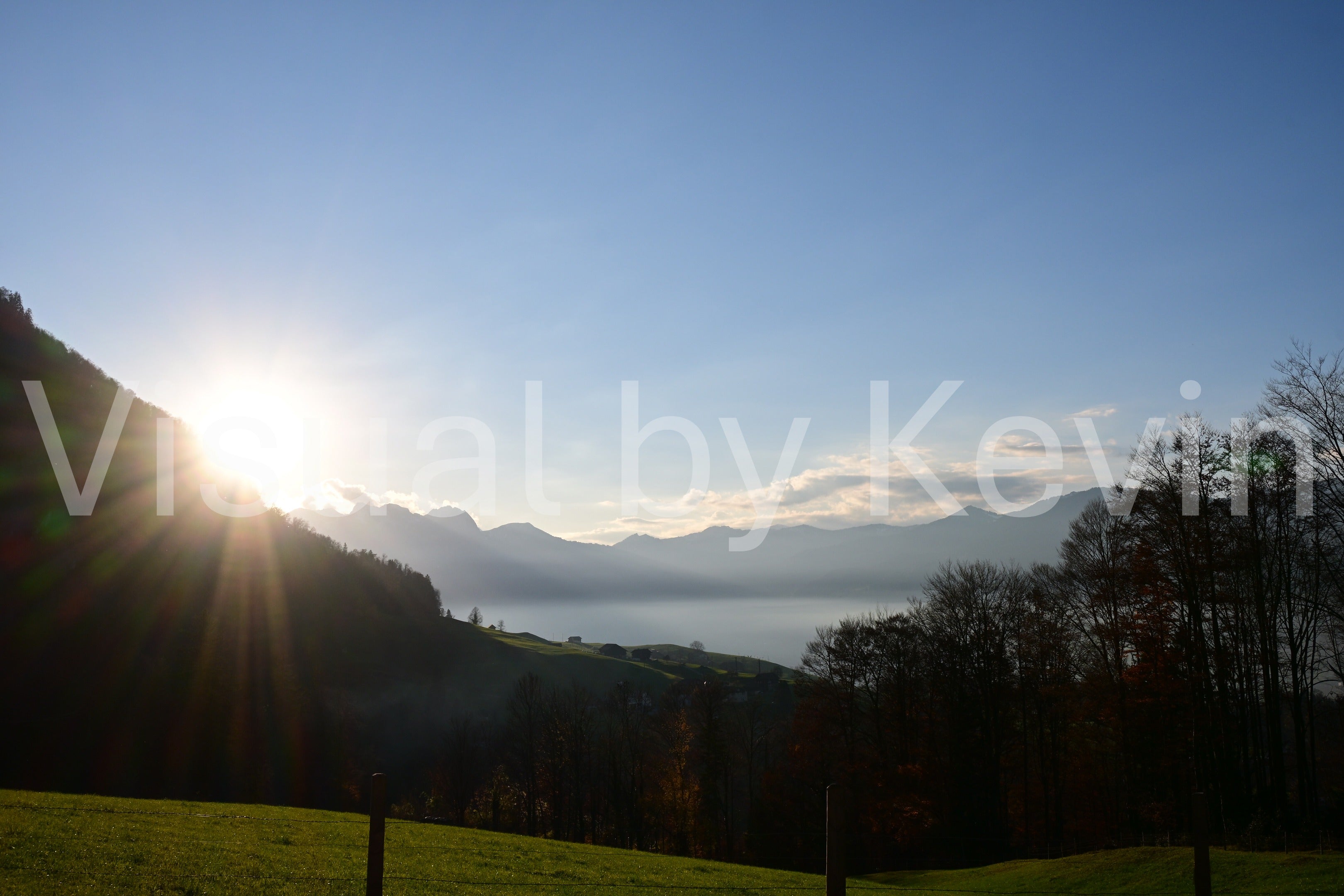 Lichtstrahlen über der Berglandschaft