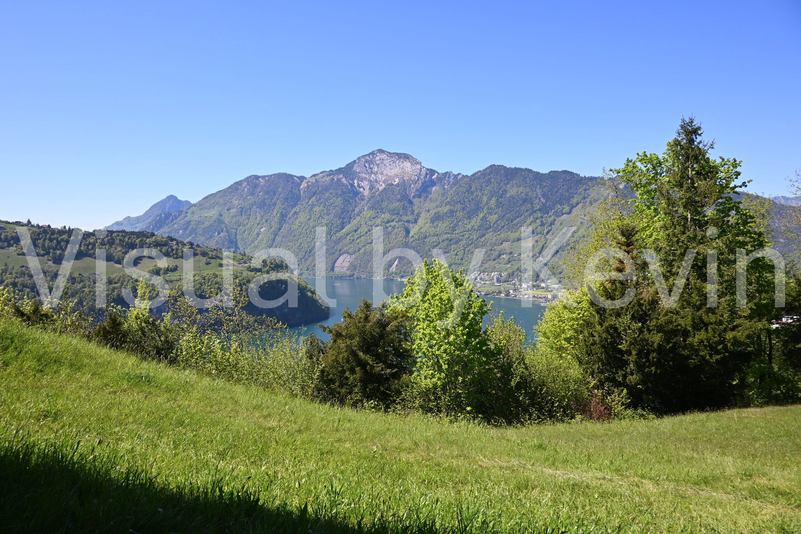 Landschaft oberhalb des Sees